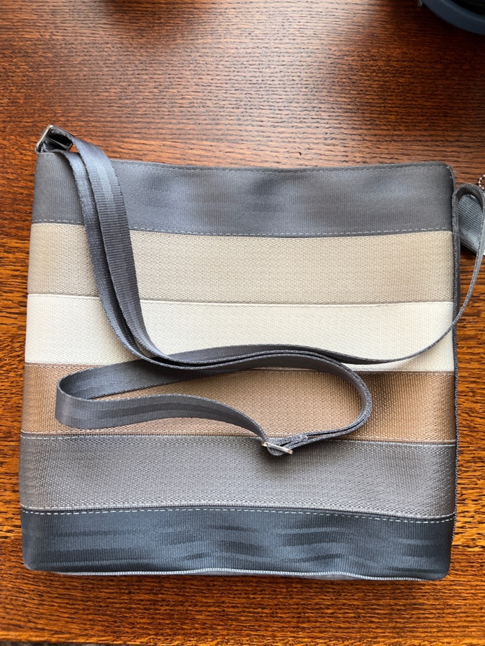 Harvey’s Seatbelt Streamline Crossbody